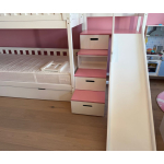Modernes Kinder-Etagenbett mit Treppe und Rutsche als Blickfang im Zimmer in Graz